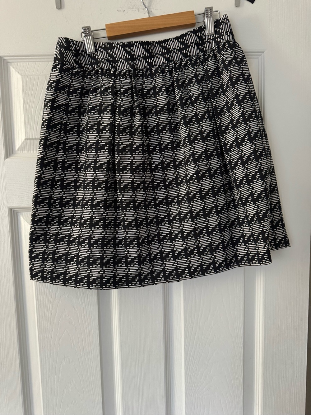 NWT crown & ivy Black and White Mini Skirt Sz 2